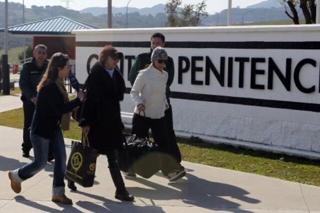 A mãe Carla Lupi (à esq.) numa das visitas, em 2012 