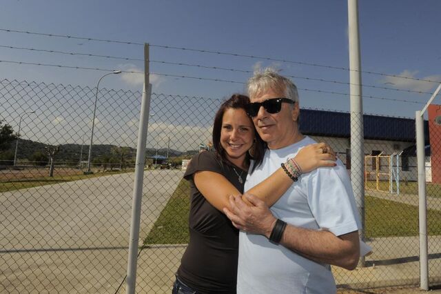 A abraçar o pai, Vítor Norte, à saída da penitenciária