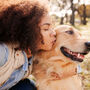 Viver com um cão pode deixar os adolescentes mais sociáveis. E os beijinhos aos patudos ajudam