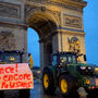 Agricultores levam tratores até ao centro Paris em protesto contra a Mercosul   