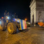 Centenas de agricultores franceses levam tratores para o centro de Paris em protesto contra o acordo UE-Mercosul