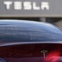 Tesla vê lucros afundarem 26% em 2025