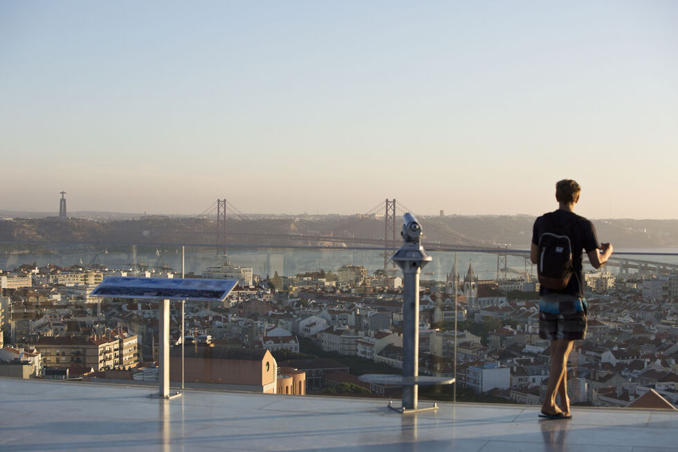 Lisboa, vista do miradouro, com a Ponte 25 de Abril e o Cristo Rei ao fundo