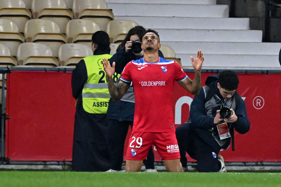 Carlos Eduardo celebra golo frente ao Sporting