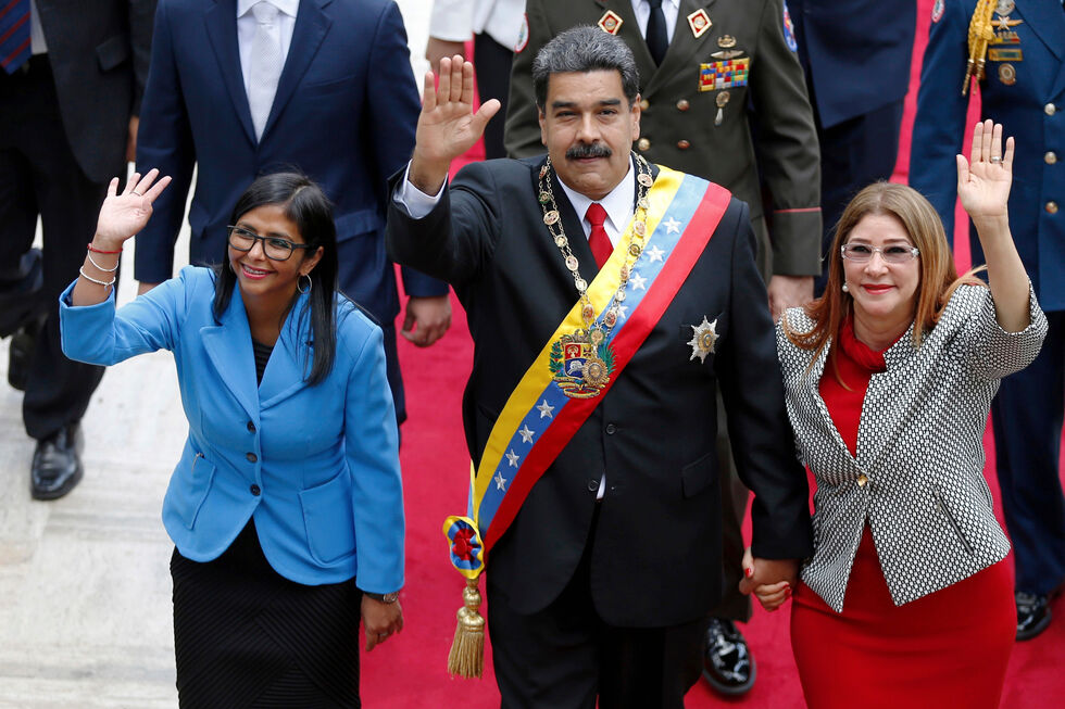 Delcy Rodríguez, à esquerda, Nicolás Maduro, ao centro, e Cilia Flores, à direita