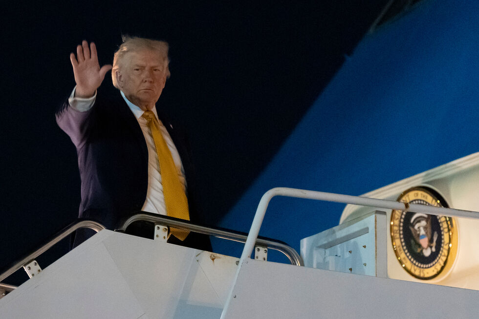 Trump acena da escada do avião, num contexto de ameaças a Cuba, Colômbia e Gronelândia