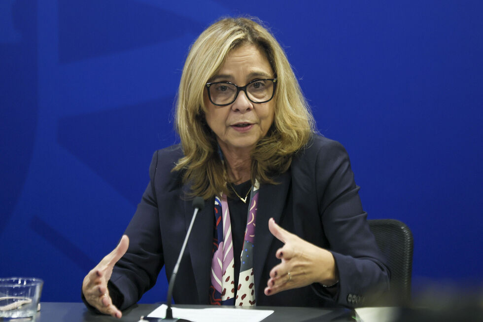 Ministra da Saúde aborda tempo de espera nas urgências.
