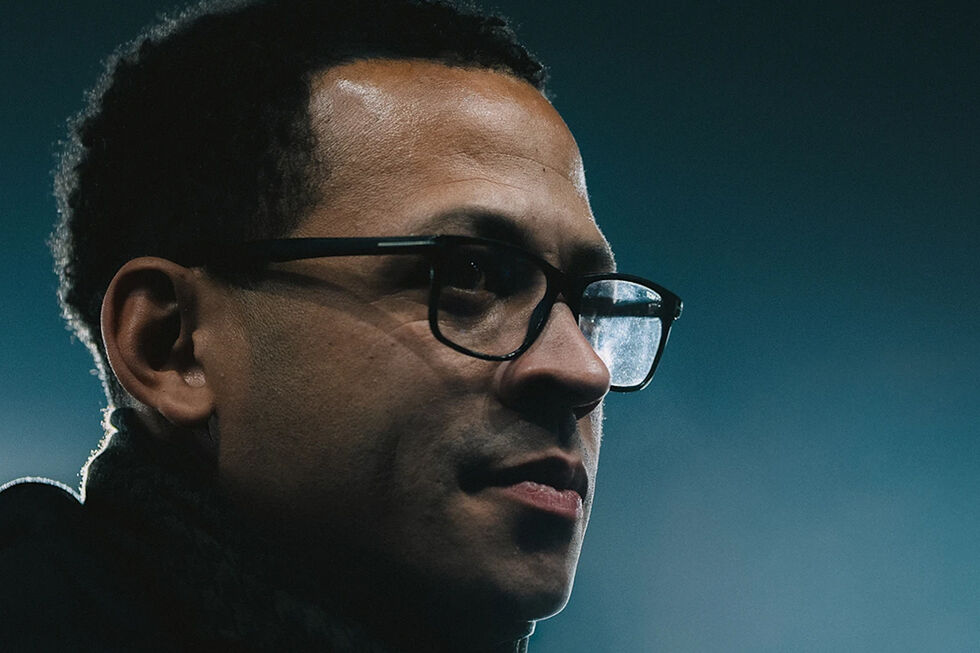 Liam Rosenior é o novo treinador do Chelsea