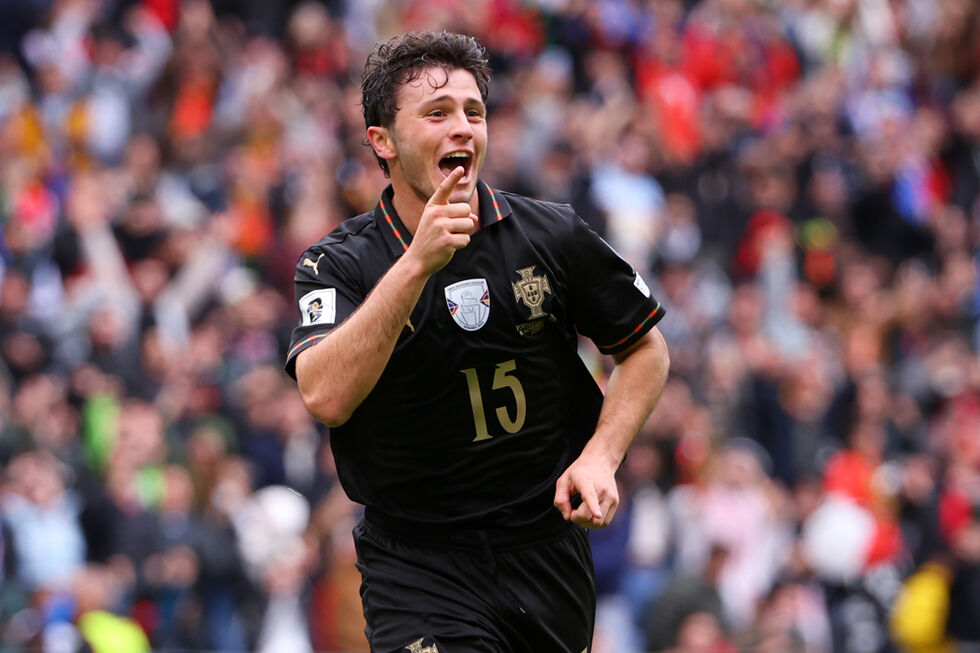 João Neves festeja com a camisola da Seleção Nacional