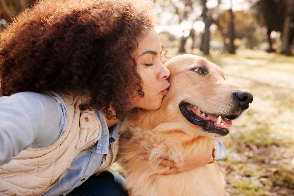 Viver com um cão pode deixar os adolescentes mais sociáveis. E os beijinhos aos patudos ajudam