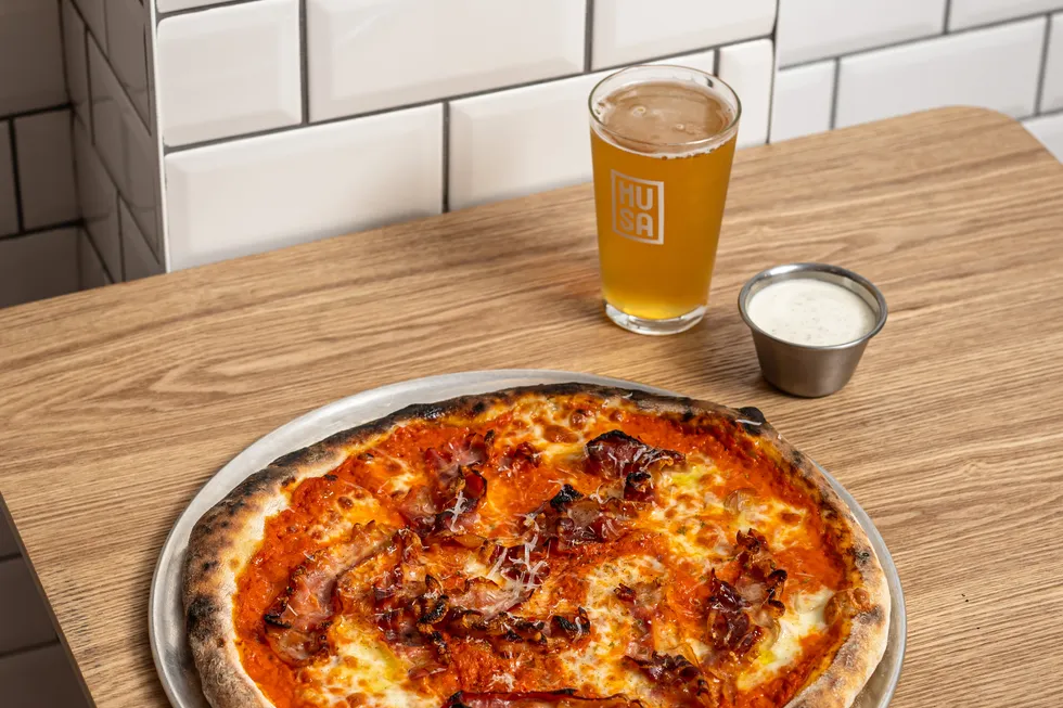 A Rico Pizza serve pizza autêntica ao estilo de Nova Iorque