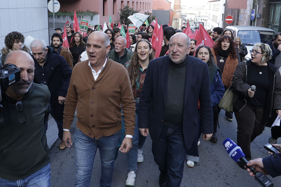 Paulo Raimundo marcha com apoiantes e defende António Filipe