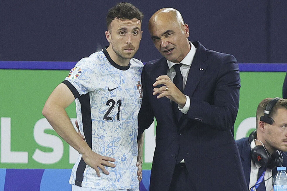 Roberto Martínez conversa com Diogo Jota durante jogo de futebol