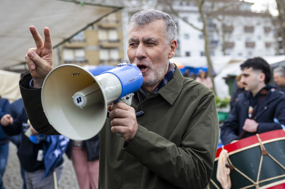 Gouveia e Melo discursa com megafone