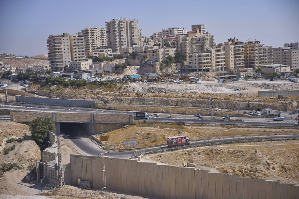 Estrada em construção atravessa Cisjordânia perto de Jerusalém