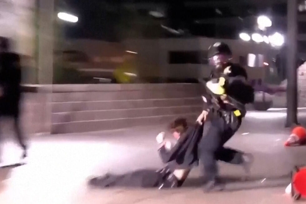 Manifestante é atingido por projétil disparado por agente federal durante protestos contra o ICE na Califórnia  