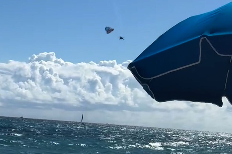 Praticante de parapente perde o controlo e cai no mar na Florida   