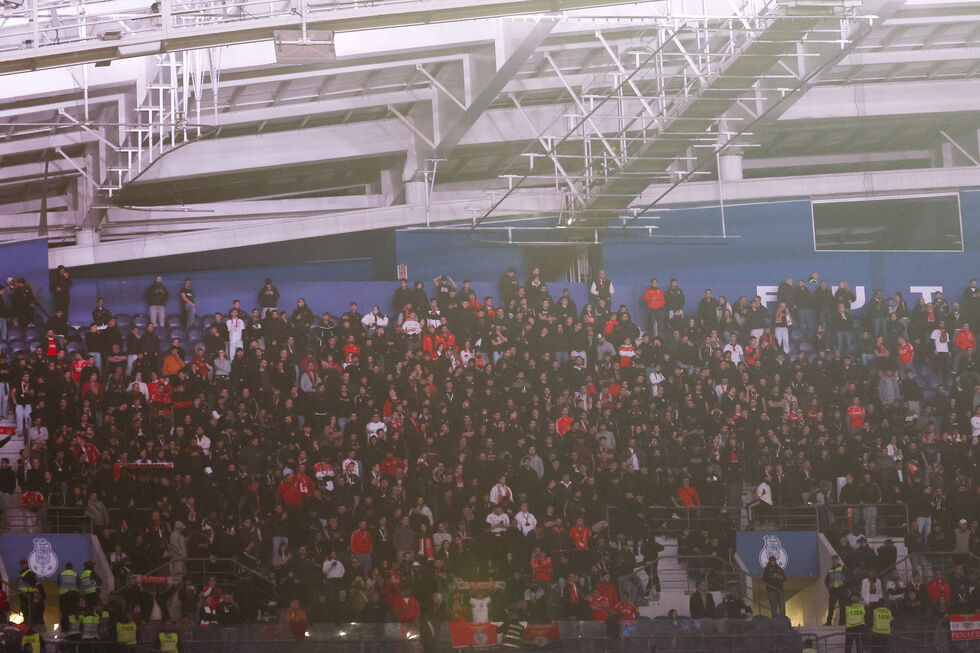 Adeptos do Benfica no Dragão