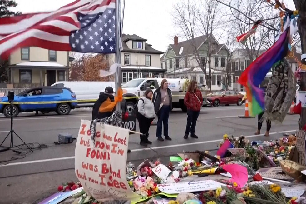 População presta homenagem a Renee Good em memorial improvisado 