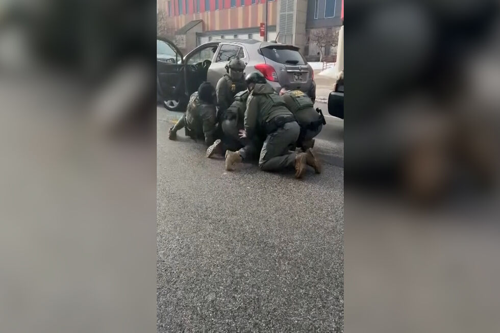 Agente federal filmado a dar várias joelhadas no rosto de homem em Minneapolis 