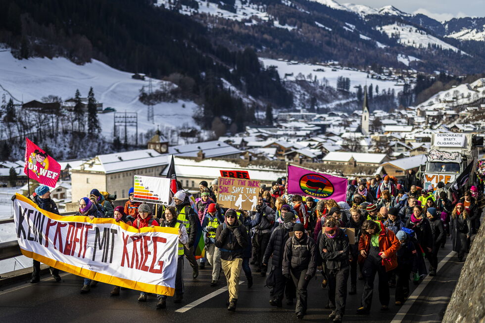 O protesto do 'Strike WEF' inclui uma caminhada de dois dias até Davos.