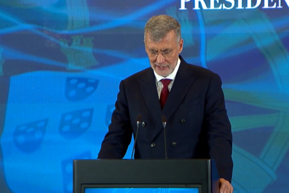 Gouveia e Melo discursa num evento com a bandeira de Portugal ao fundo