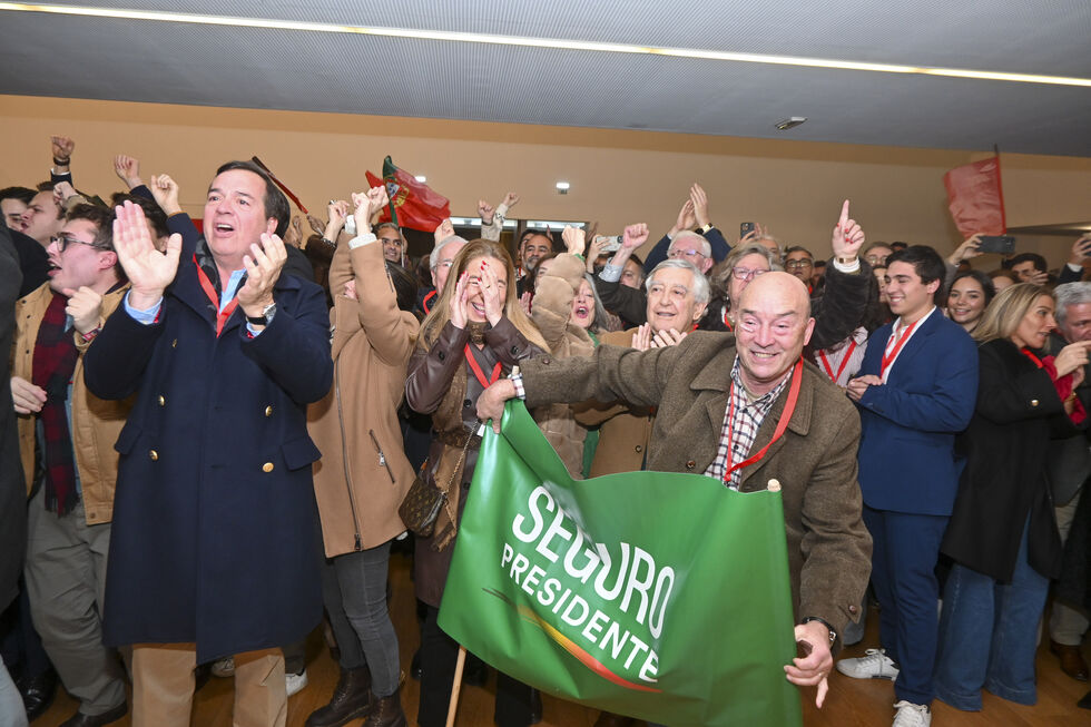 Militantes celebram vitória de Seguro na primeira volta das eleições