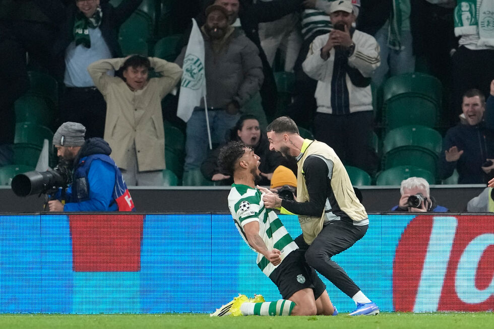 Jogadores do Sporting festejam vitória contra o PSG e acesso ao play-off