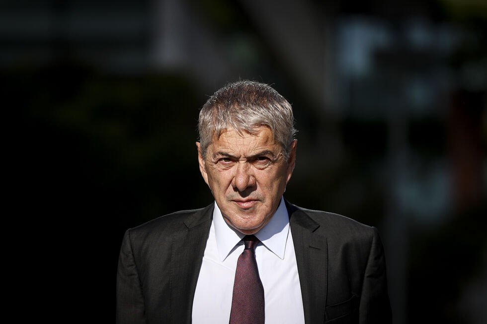 Sócrates, sem advogado, critica tribunal