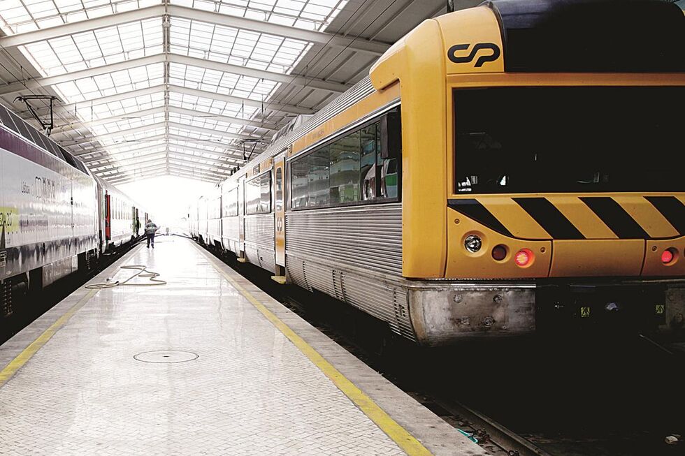 Linha ferroviária de Cascais está há oito anos à espera 
