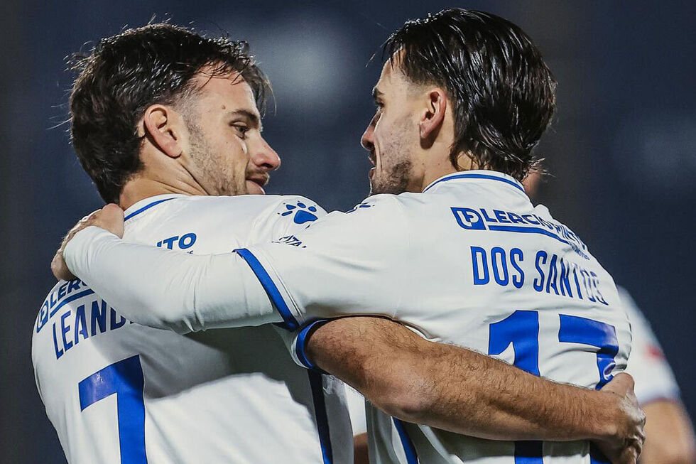 Jogadores do Feirense a festejar