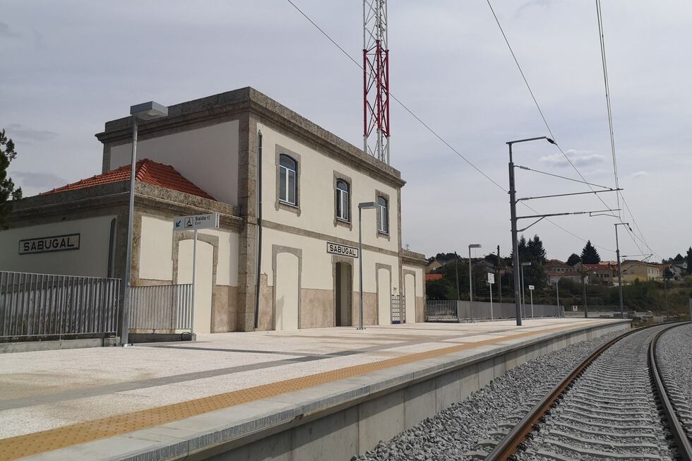 Circulação ferroviária retomada na Linha do Minho após suspensão por queda de árvore