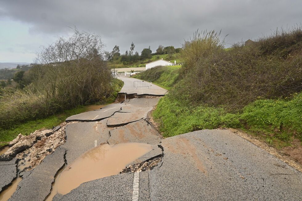 Deslizamento de terras corta estrada entre Laranjeira e Lobeiros.