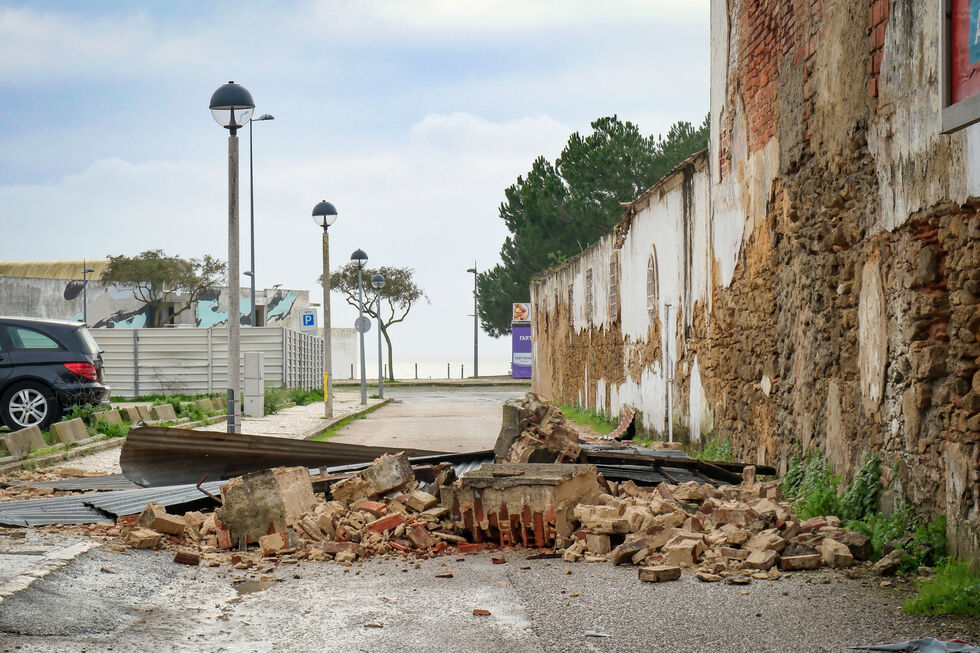Depressão Kristin causa estragos: rua bloqueada por destroços após mau tempo