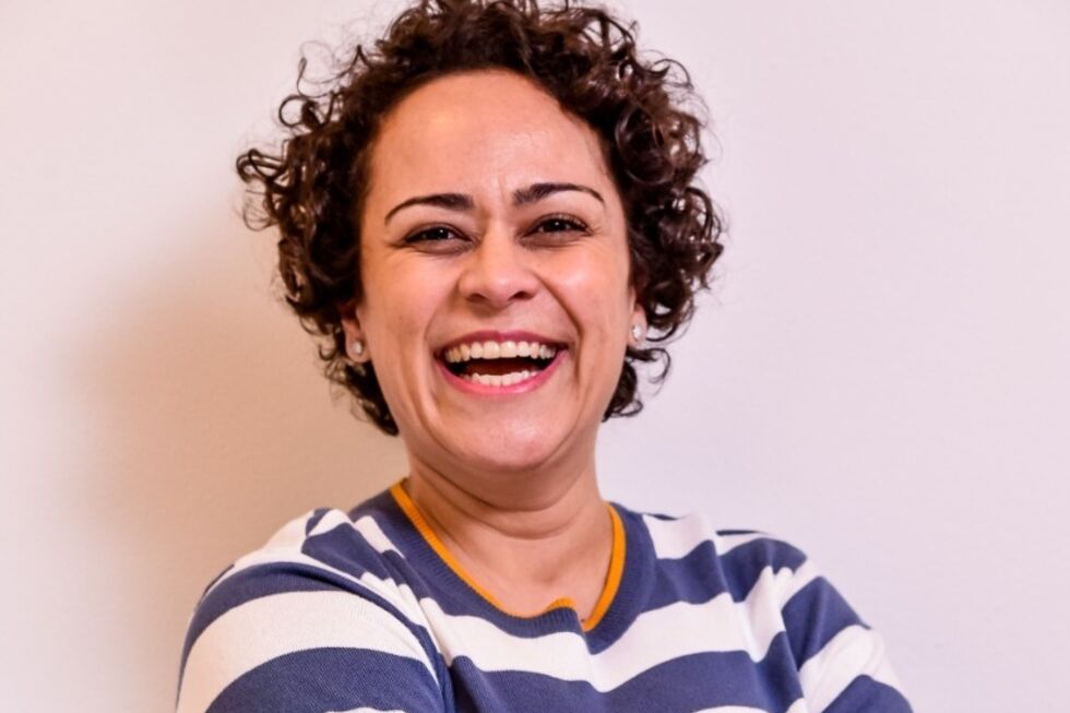 Maryana Rodrigues, humorologista brasileira, usa o humor para ensinar a evitar o burnout em Portugal.
