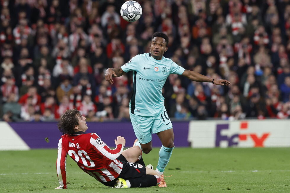 Jogador do Sporting domina a bola em jogo contra o Atlético de Bilbao