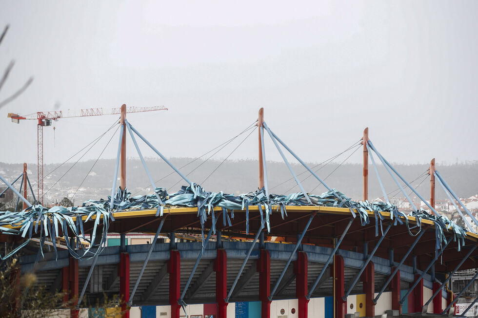 Estragos no estádio Municipal Dr. Magalhães Pessoa depois da passagem da depressão Kristin