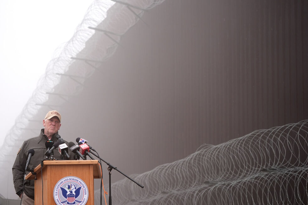 Tom Homan a dar uma conferência de imprensa em frente à fronteira que separa o México dos Estados Unidos