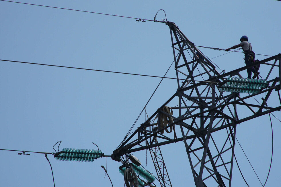 Técnico trabalha na torre de eletricidade após falhas na E-Redes em Portugal