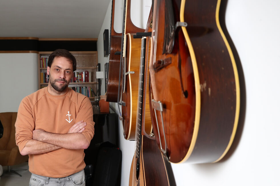 O cantor português divide microfone com Caetano Veloso nesta nova canção