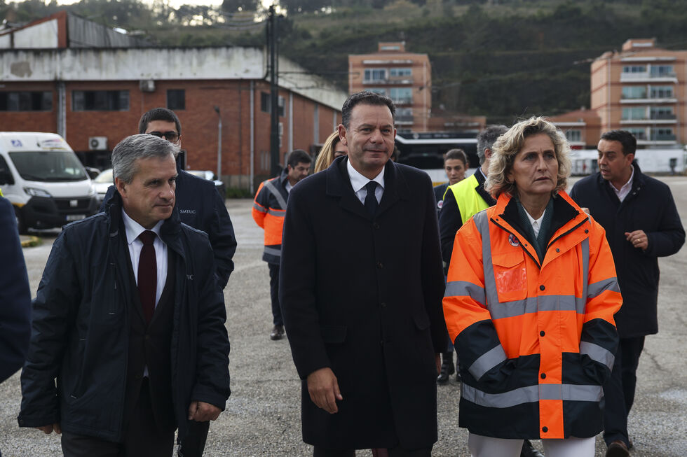 O primeiro-ministro, Luís Montenegro, e a presidente da Câmara Municipal de Coimbra, Ana Abrunhosa, durante a visita às oficinas dos SMUTC, afetadas pela depressão Kristin.