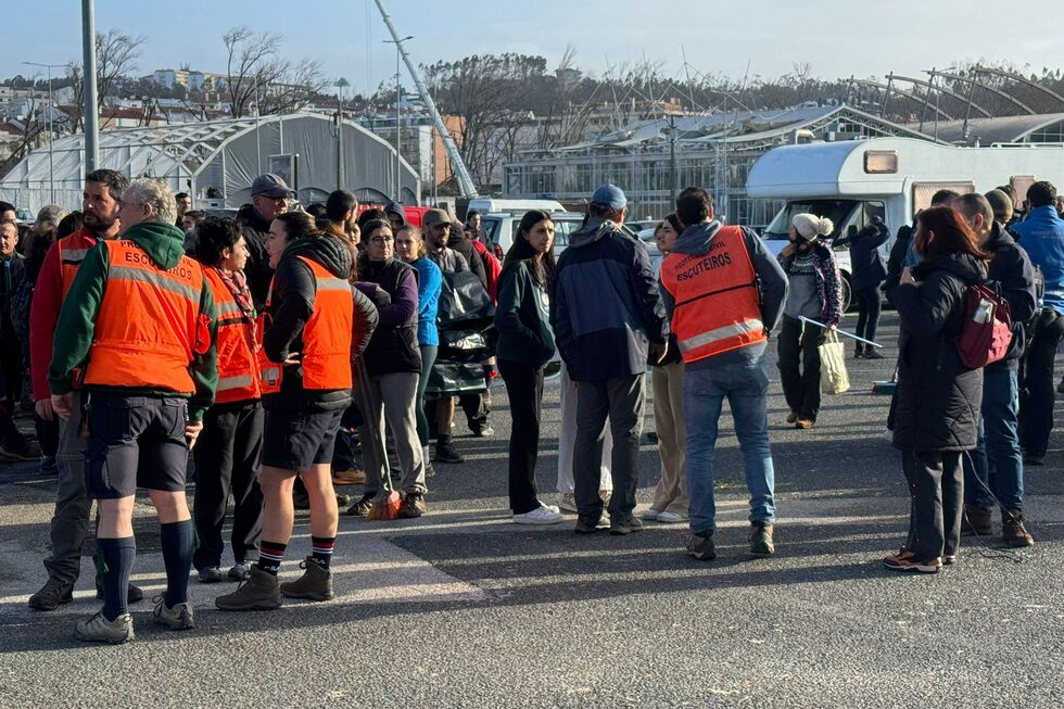Após a depressão Kristin, voluntários entregam bens essenciais em Leiria