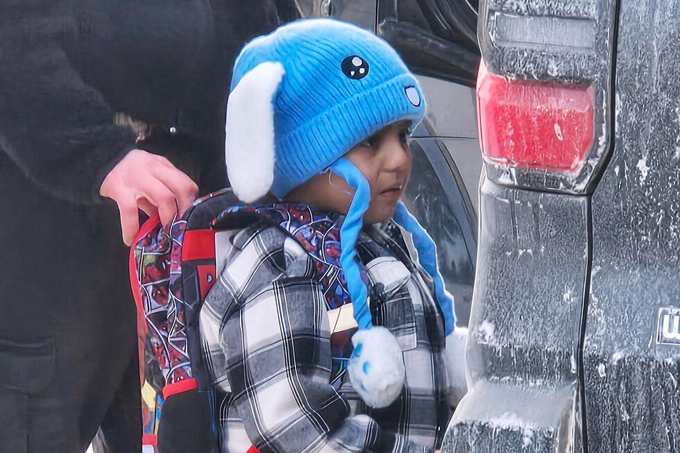 Criança detida pelo ICE permanece sem água potável, juiz pede libertação