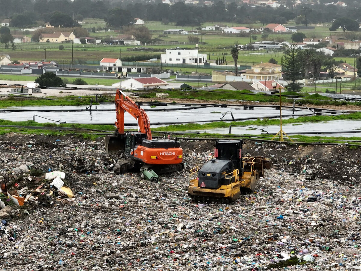 Repórter SÁBADO: "Vivemos cercados por uma lixeira"