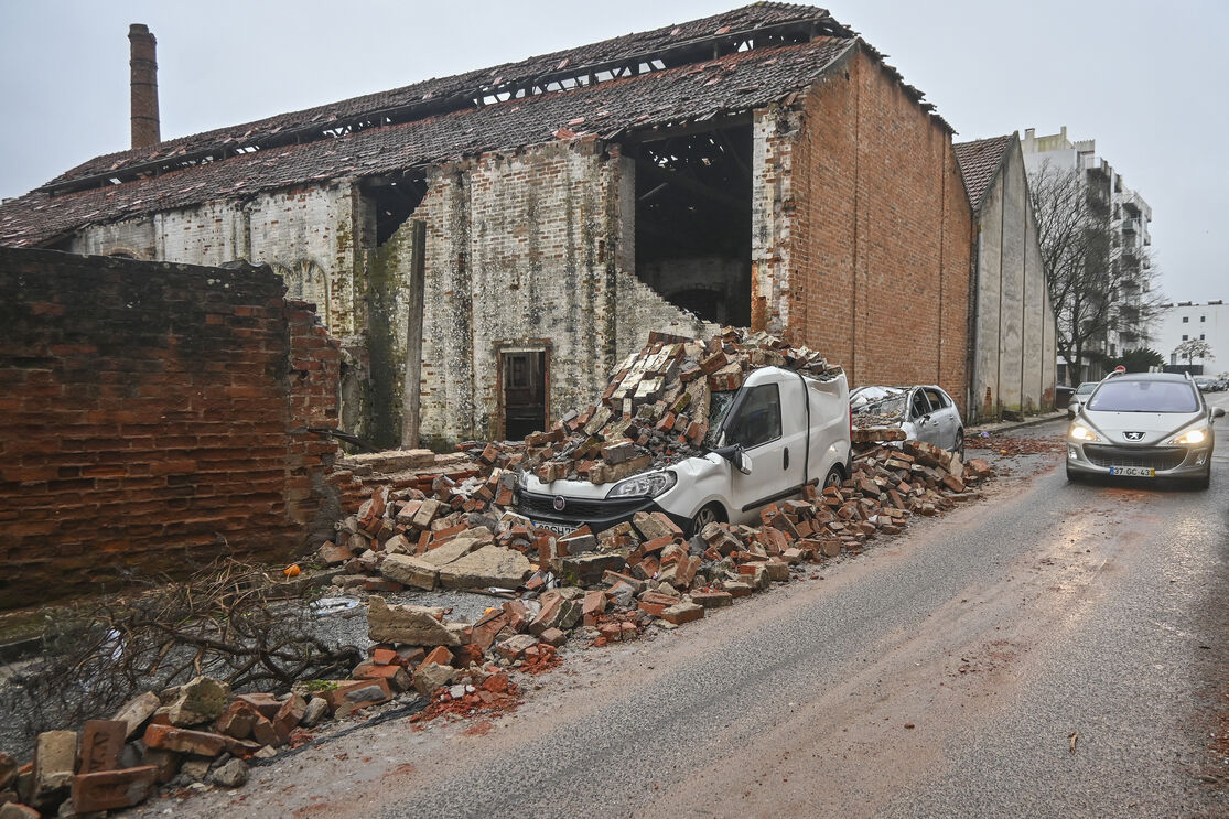 Mau tempo causa estragos: edifícios danificados e vias cortadas