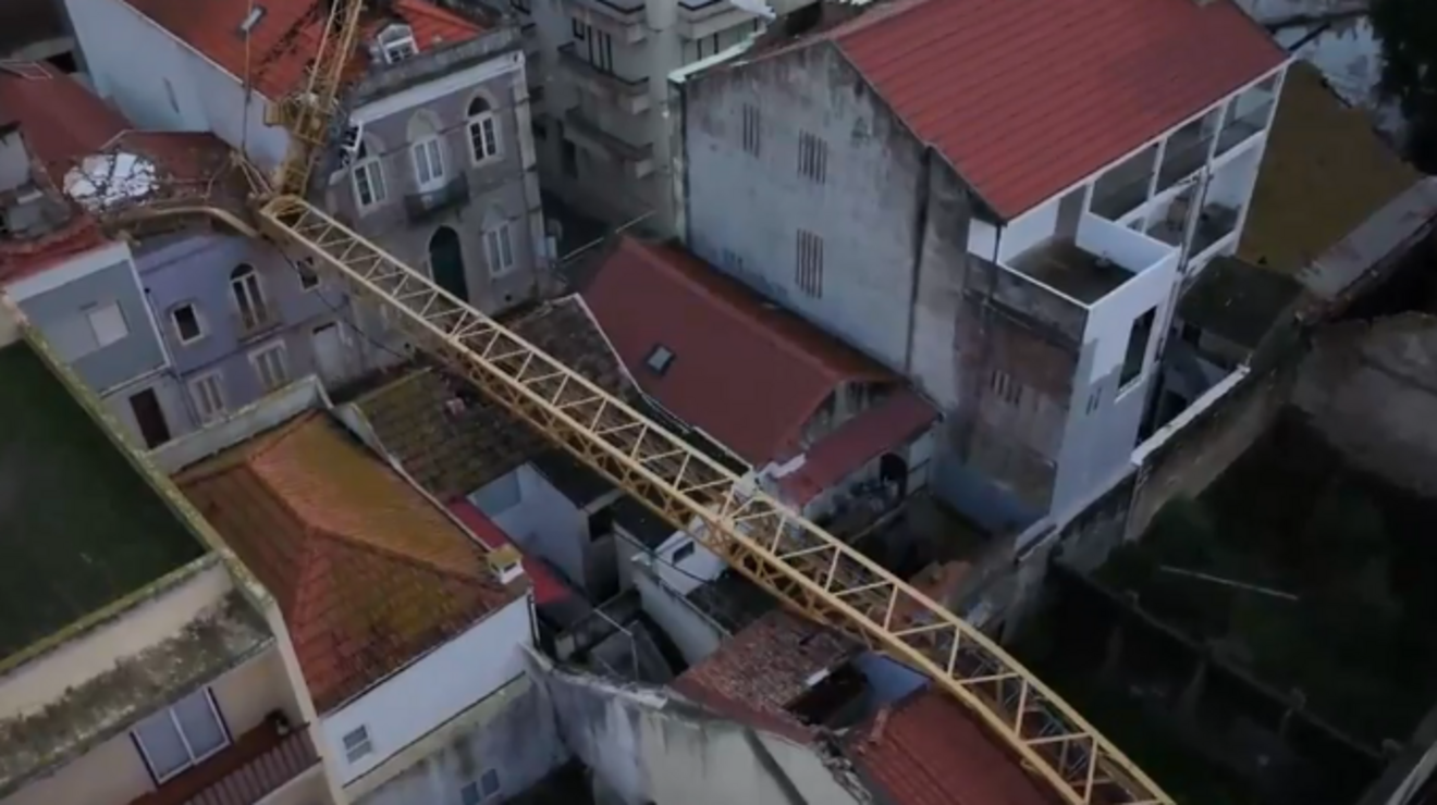 Grua caiu sobre cinco prédios