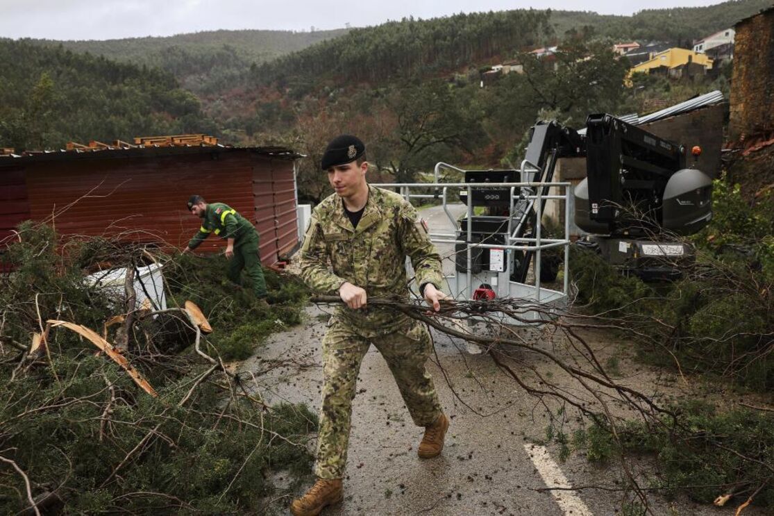 Elementos de Engenharia N.º 1 (RE1) de Tancos ajudam os habitantes da aldeia da Coelheira em Figueiró dos Vinhos