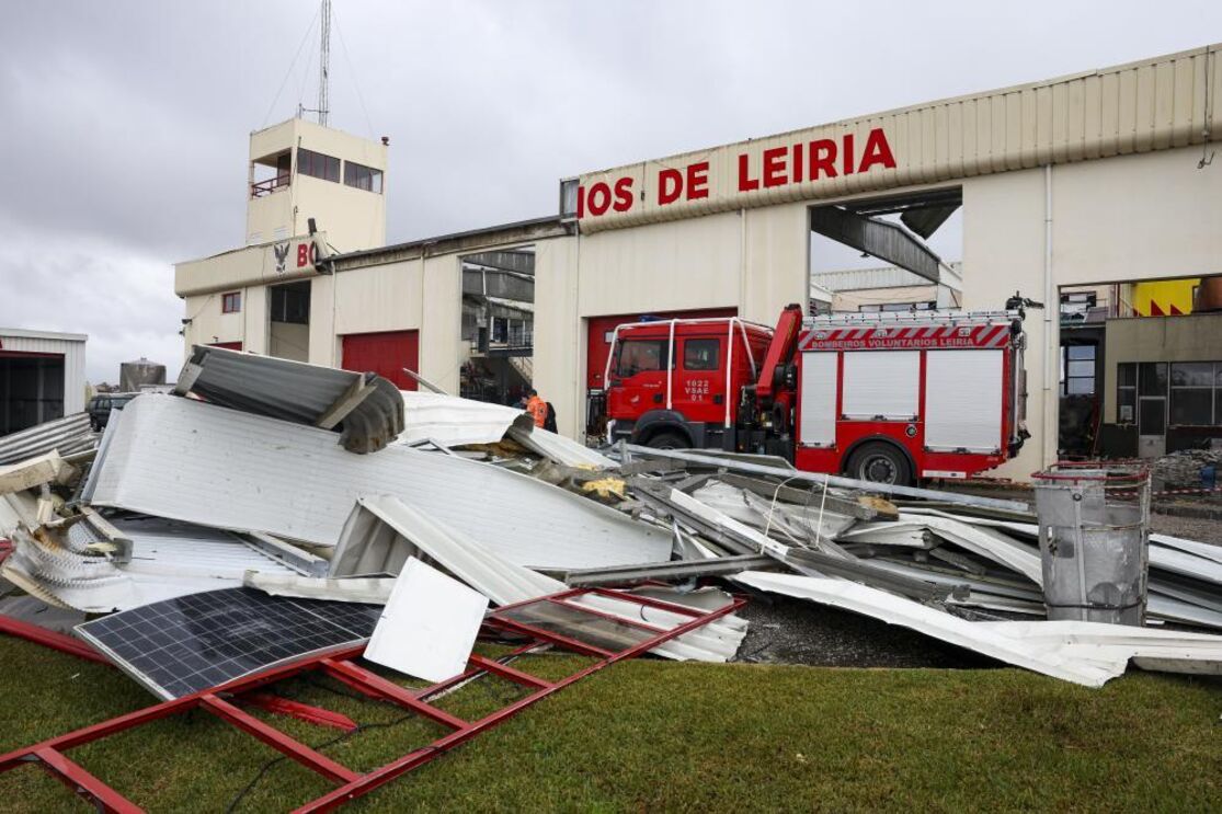Quartel dos bombeiros de Leiria ficou sem o telhado