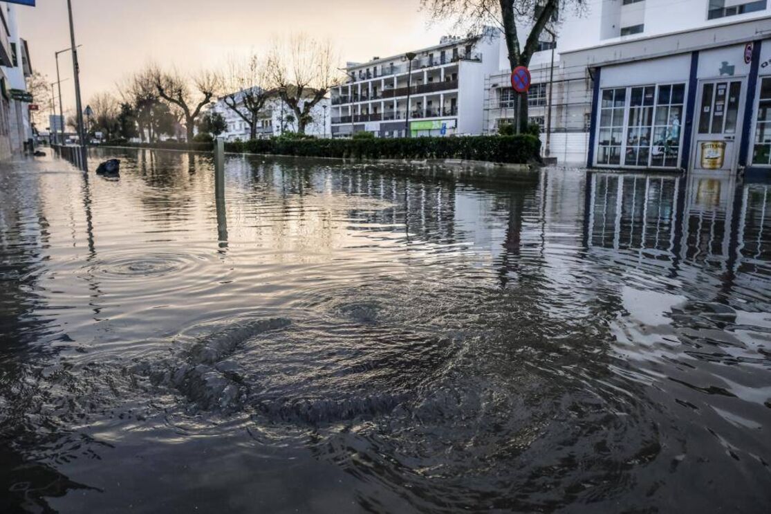Rio Sado voltou a galgar as margens e inundou a Av dos Aviadores. Alcácer do Sal