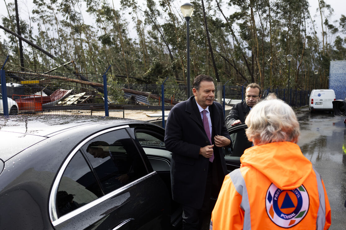 Montenegro aborda desafios com equipa da Proteção Civil em cenário de adversidade